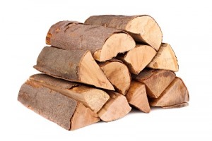 En palle brænde kan være en god måde at få opvarmet sit hjem billigt på. Ellers overveje nogle billige briketter i savsmud frem for hardwood træbriketter.